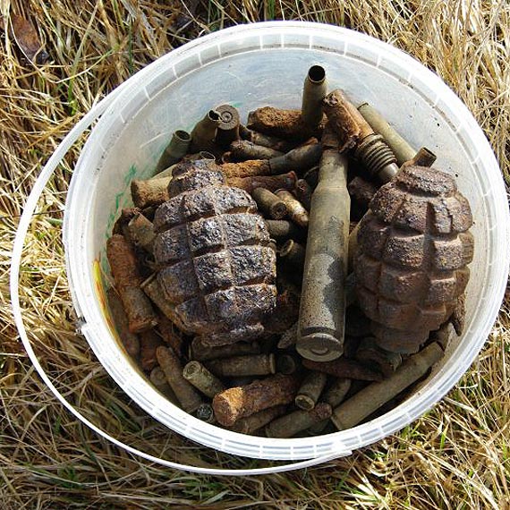 56- latek przechowywa� niewybuchy. Sam zg�osi� si� na policj�