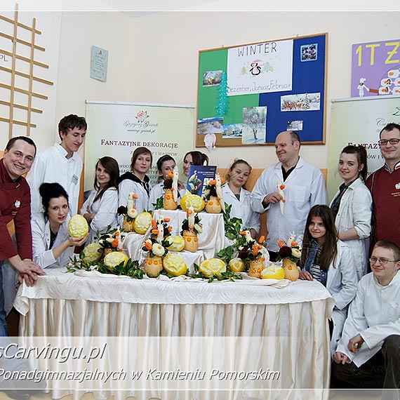 Uczniowie Zespo�u Szk� Ponadgimnazjalnych w Kamieniu Pomorskim od mistrz�w uczyli si� carvingu