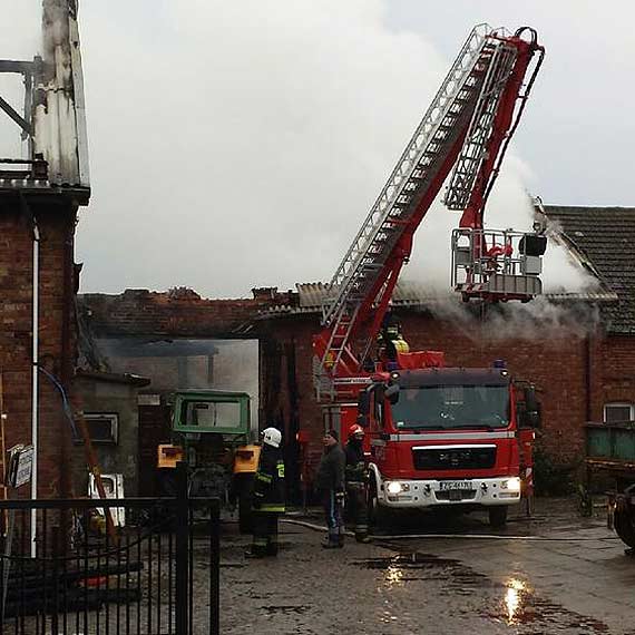 Stra�acy gasili p�on�c� stodo��. Ogie� zacz�� rozprzestrzenia� si� na pobliskie budynki