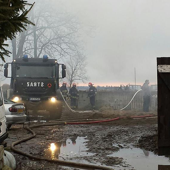 Stra�acy gasili p�on�c� stodo��. Ogie� zacz�� rozprzestrzenia� si� na pobliskie budynki