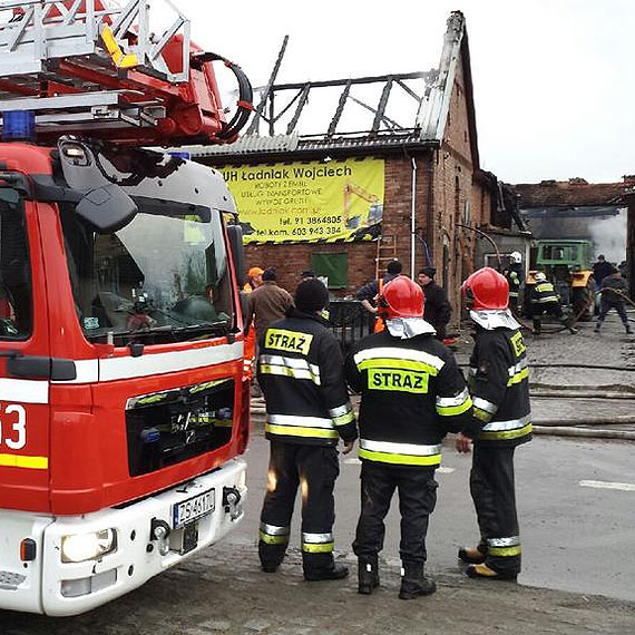 Stra�acy gasili p�on�c� stodo��. Ogie� zacz�� rozprzestrzenia� si� na pobliskie budynki