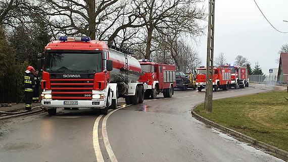 Stra�acy gasili p�on�c� stodo��. Ogie� zacz�� rozprzestrzenia� si� na pobliskie budynki