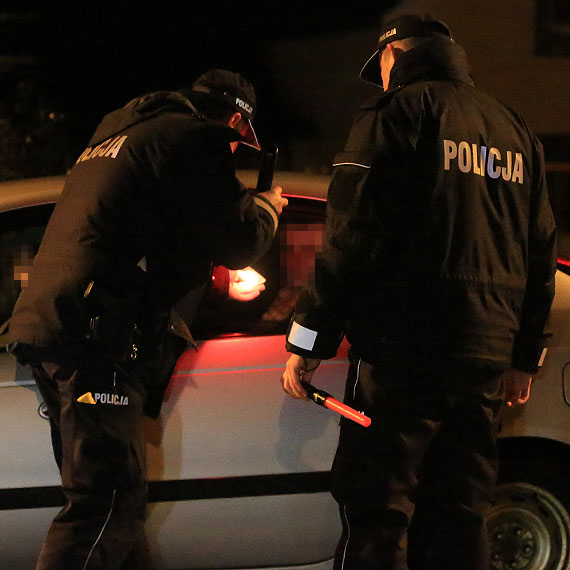 Kierowca BMW mi�dzy Wise�k� a ��winem uderzy� w drzewa i uciek�