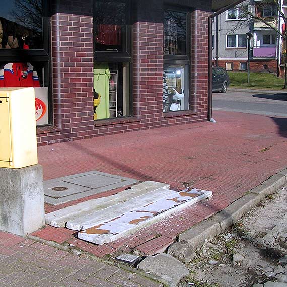 Dziura przykryta parapetami