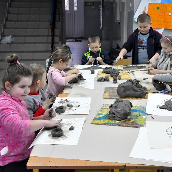 Zajęcia rzeźbiarskie w ramach Artystycznego Kulturobusu