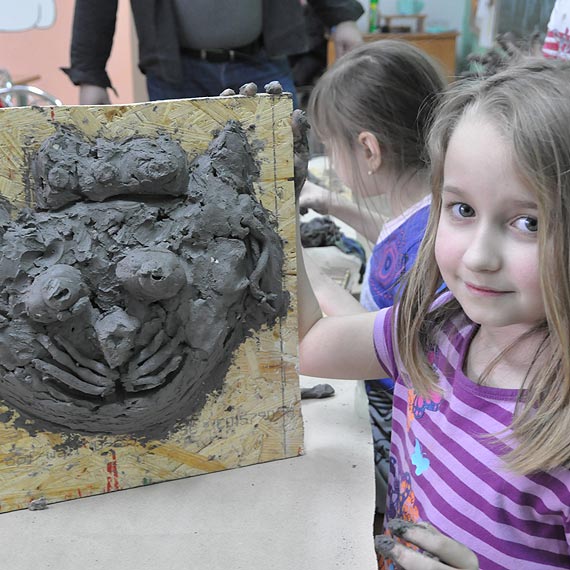 Zajęcia rzeźbiarskie w ramach Artystycznego Kulturobusu