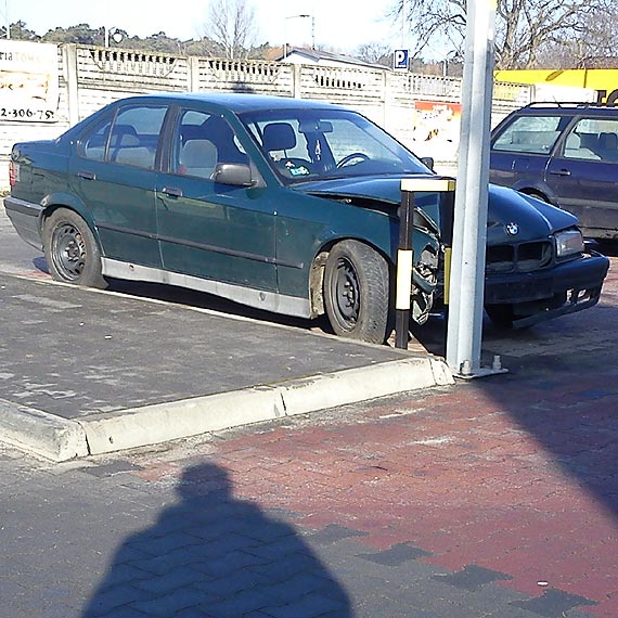 Czytelnik: Rozbite BMW blokuje parking przed sklepem w Międzyzdrojach