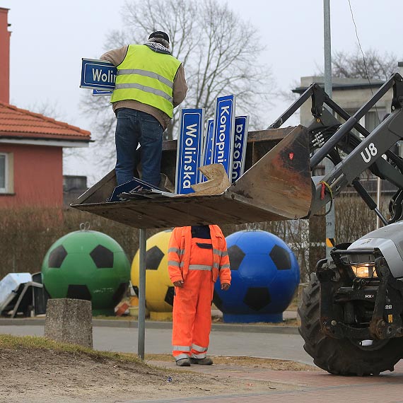 Kamie� Pomorski: Naprawiaj� tabliczki z nazwami ulic