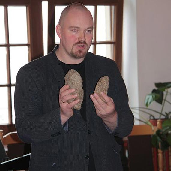 Policja przekazała unikatowe figurki do kamieńskiego muzeum