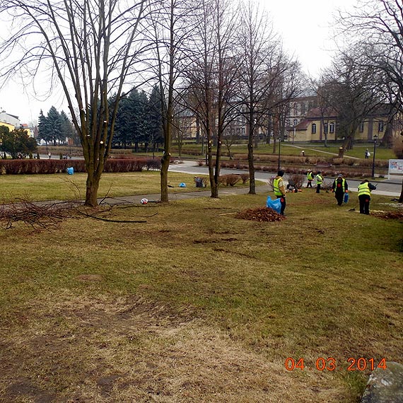 Plac 5 Marca porządkowany przed jutrzejszym świętem