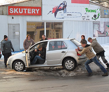 Kierowcy maj� problemy z parkowaniem na za�nie�onych parkingach