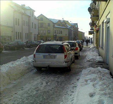 Kierowcy mają problemy z parkowaniem na zaśnieżonych parkingach