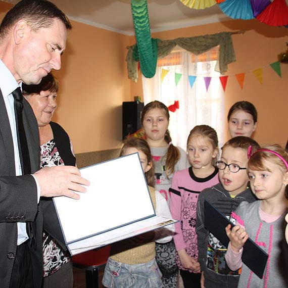 Wicemarsza�ek z wizyt� u dzieci w Chynowie