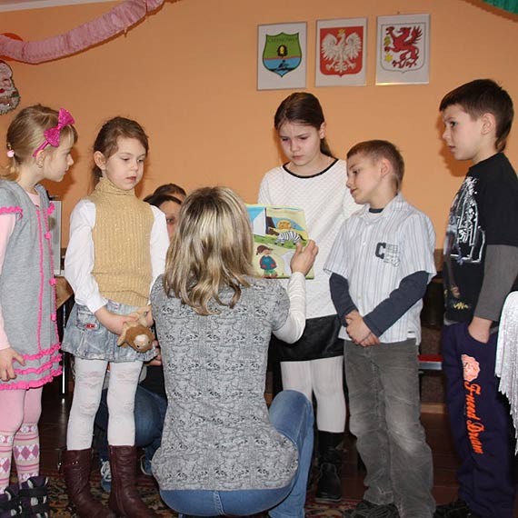 Wicemarsza�ek z wizyt� u dzieci w Chynowie