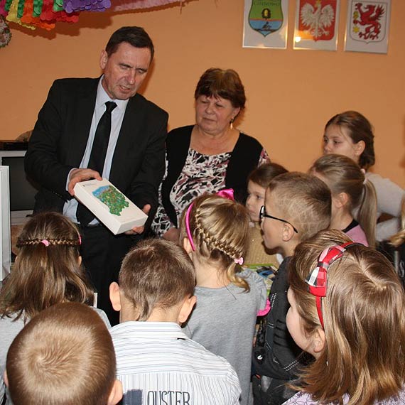 Wicemarsza�ek z wizyt� u dzieci w Chynowie