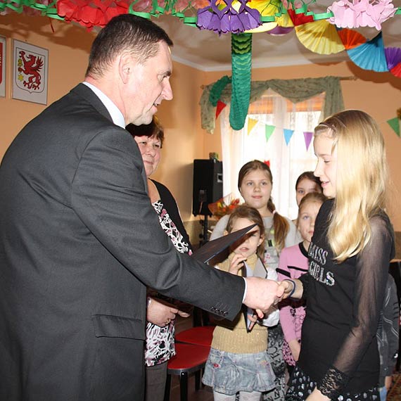 Wicemarsza�ek z wizyt� u dzieci w Chynowie