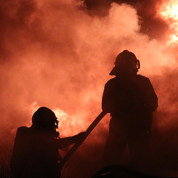 Najpierw podpalali a później gasili. Trzech strażaków ochotników zatrzymała kamieńska policja