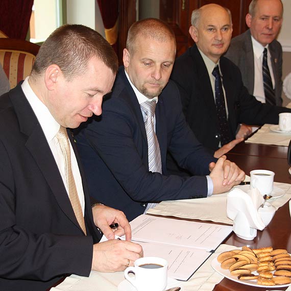 Umowa na budowę drogi Ładzin-Rabiąż-Domysłów - podpisana