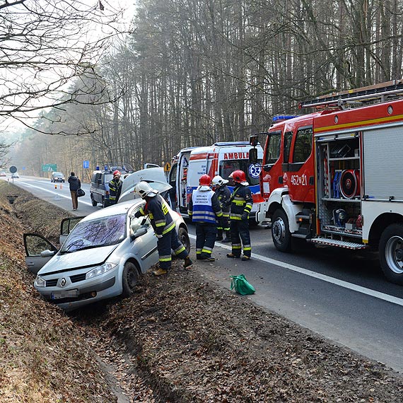 Kierowca renault zjecha� do rowu na krajowej 3. Jedna osoba trafi�a do szpitala