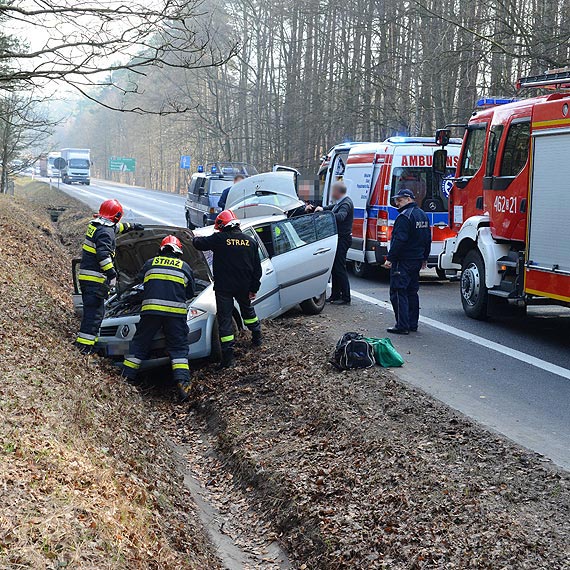 Kierowca renault zjecha� do rowu na krajowej 3. Jedna osoba trafi�a do szpitala
