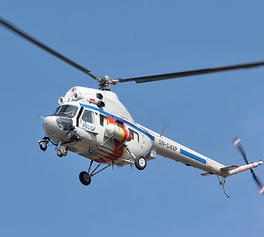 �mig�owiec poszukiwa� paralotniarza, kt�ry spad� na ziemi�